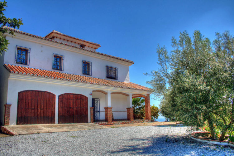 Competa feria – Tapas, wine, flamenco – Rent a villa in Andalusia. 